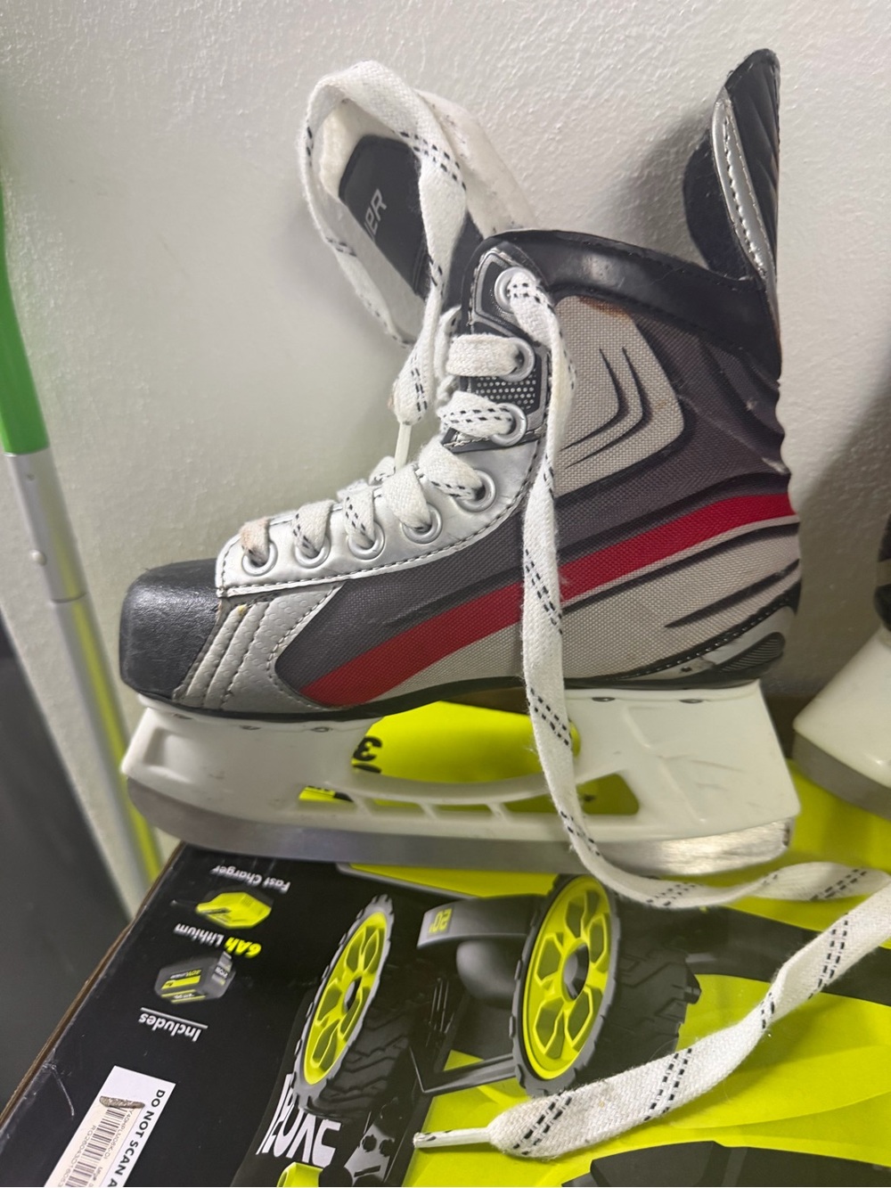 Bauer Kids Black and White Hockey Skates 1R - Picture 5 of 10